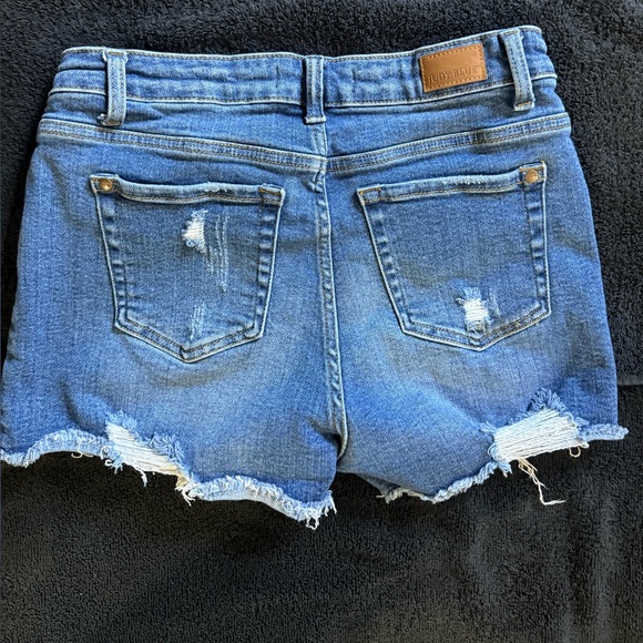 Judy Blue Frayed Hem Jean Shorts - Picture 6 of 6